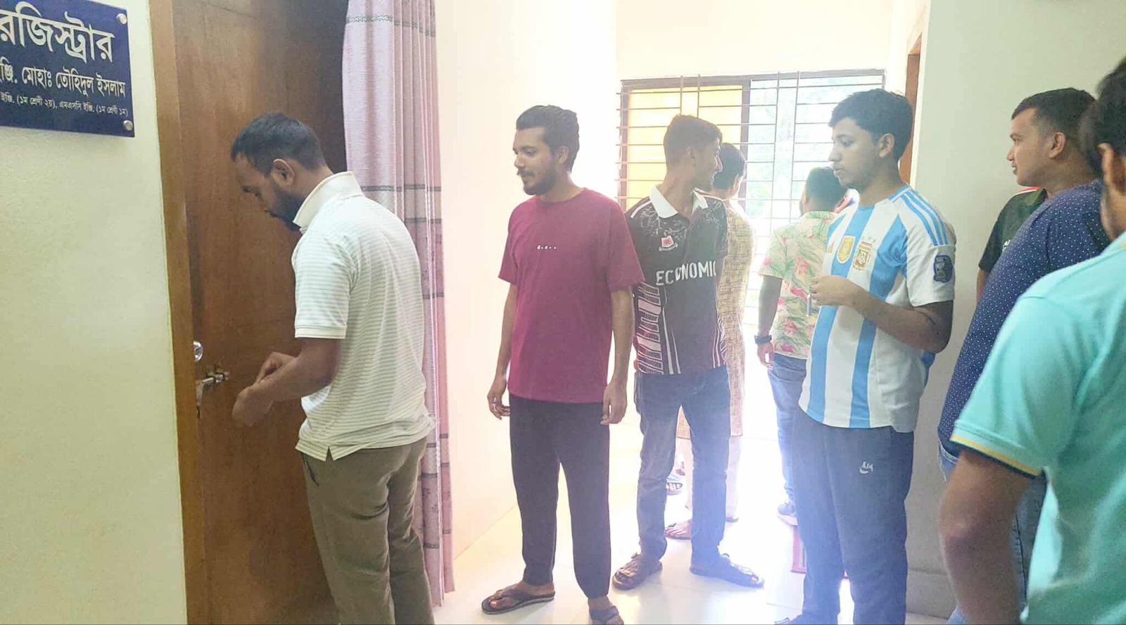 ২ দফা দাবিতে মাভাবিপ্রবিতে রেজিস্ট্রার অফিসে তালা দিয়েছে শিক্ষার্থীরা